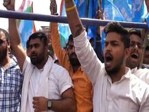 छत्तीसगढ़ में IT छापे के विरोध में सड़क पर उतरी कांग्रेस, आयकर भवन के गेट पर चढ़ गए कार्यकर्ता