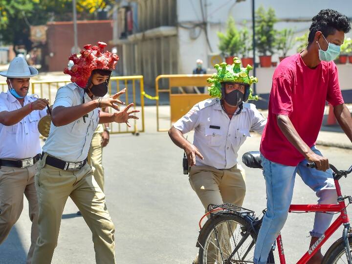 Lockdown: कोरोना थीम वाला हेलमेट पहनकर सड़कों पर उतरी बेंगलुरू की पुलिस, लोगों को करती है आगाह lockdown Bengaluru Policemen wearing coronavirus themed helmets stop commuters at Lockdown: कोरोना थीम वाला हेलमेट पहनकर सड़कों पर उतरी बेंगलुरू की पुलिस, लोगों को करती है आगाह
