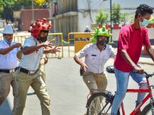 Lockdown: कोरोना थीम वाला हेलमेट पहनकर सड़कों पर उतरी बेंगलुरू की पुलिस, लोगों को करती है आगाह