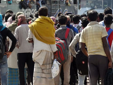 बिहार: प्रवासियों को घर पहुंचाने में लगी राज्य परिवहन की 225 बसें, अब तक 10500 लोगों को गांव तक पहुंचाया गया बिहार: प्रवासियों को घर पहुंचाने में लगी राज्य परिवहन की 225 बसें, अब तक 10500 लोगों को गांव तक पहुंचाया गया