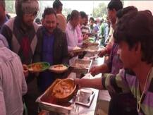 गोरखपुर: कोरोना वायरस पर फैले भ्रम को दूर करने के लिए आयोजित हुआ चिकन मेला