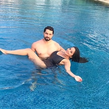 पति विक्रांत के साथ पूल में मस्ती कर रही हैं मोनालिसा, सामने आईं है खूबसूरत तस्वीरें