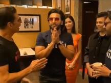 Sooryavanshi Trailer Launch पर 40 मिनट देर से पहुंचे रणवीर सिंह, फिर छूने पड़े अक्षय के पैर, देखें वीडियो