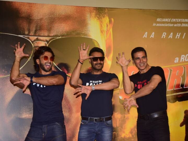 रोहित शेट्टी के निर्देशन में बनी कॉप ड्रामा 'सूर्यवंशी' का धमाकेदार ट्रेलर आज रिलीज़ हो गया है. फिल्म में कुछ देर के लिए ही सही, लेकिन अक्षय कुमार के साथ 'सिंघम' अजय देवगन और 'सिंबा' रणवीर सिंह भी नज़र आएंगे. आज मुंबई में एक ट्रेलर लॉन्च इवेंट में फिल्म के ट्रेलर को जारी किया गया. (तस्वीर: मानव मंगलानी)