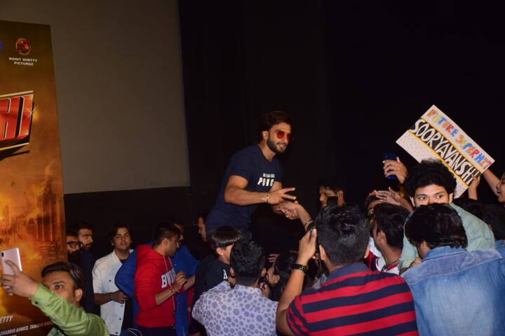 ट्रेलर लॉन्च के दौरान रणवीर सिंह ने खूब मस्ती की. (तस्वीर: मानव मंगलानी)