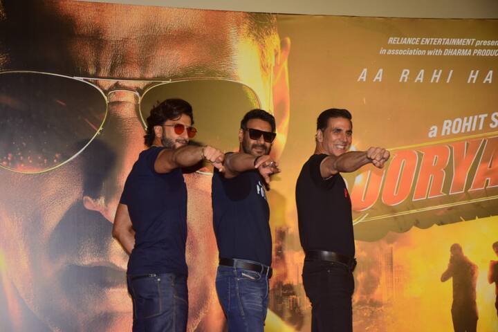 अजय देवगन, रणवीर सिंह और फिल्म के मुख्य अभिनेता अक्षय कुमार ने स्टेज पर जमकर मस्ती भी की. (तस्वीर: मानव मंगलानी)