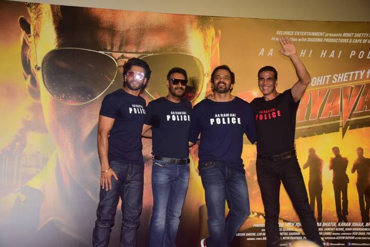 इस दौरान निर्देशक रोहित शेट्टी ने भी, सिंघम, सिंबा और सूर्यंशी के साथ वहां तस्वीरें खिंचवाईं. (तस्वीर: मानव मंगलानी)