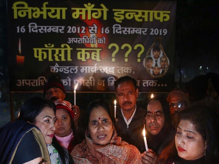 Nirbhaya case: Counsel of four convicts moves Delhi court seeking stay on execution of death penalty Nirbhaya Case: दोषियों का नया पैंतरा, 20 मार्च को होने वाली फांसी पर रोक लगाने की मांग के लिए कोर्ट में अर्जी लगाई