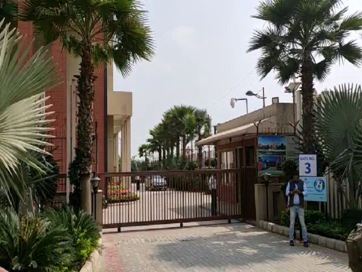 Children leave in a school in Noida due to coronavirus ANN नोएडा: कोराना वायरस के खतरे के चलते स्कूल ने जारी किया सर्कुलर, बच्चों को जल्दी घर ले जाने के लिए पहुंचे पैरेंट्स