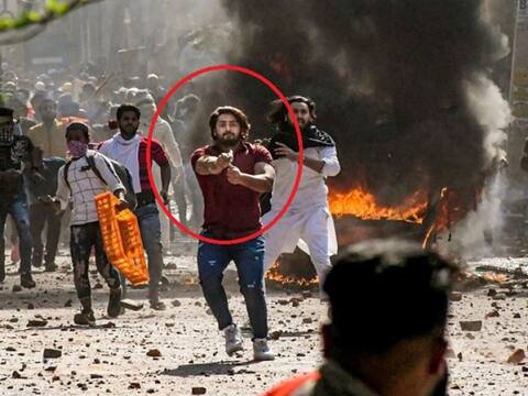 Delhi Violence: जाफराबाद में फायरिंग करने वाले शाहरुख को चार दिन की पुलिस रिमांड में भेजा गया Delhi Violence: जाफराबाद में फायरिंग करने वाले शाहरुख को चार दिन की पुलिस रिमांड में भेजा गया
