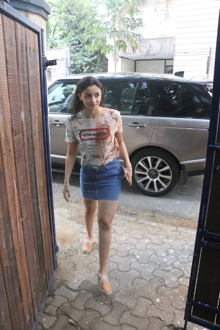 इस मौके पर आलिया भट्ट चॉकलेटी और सफेद रंग की टॉप और ब्लू स्कर्ट में नज़र आईं. (तस्वीर: मानव मंगलानी)