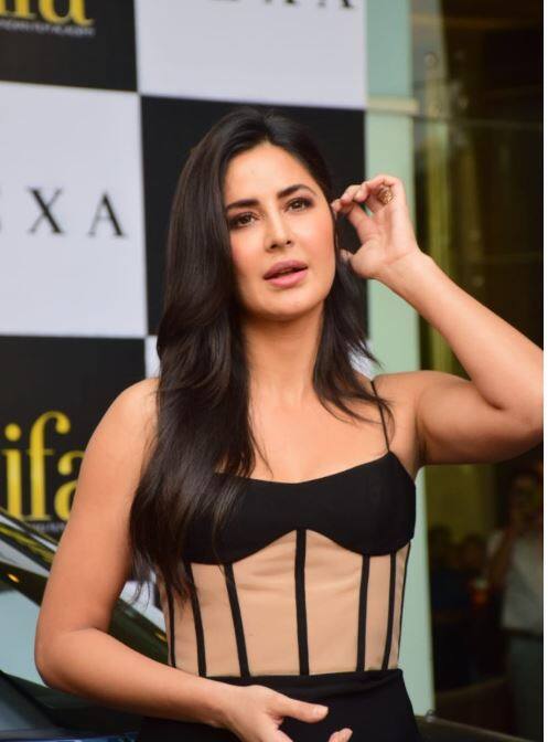 इस दौरान कैटरीना कैफ इस ब्लैक हॉट ड्रेस में नजर आईं.