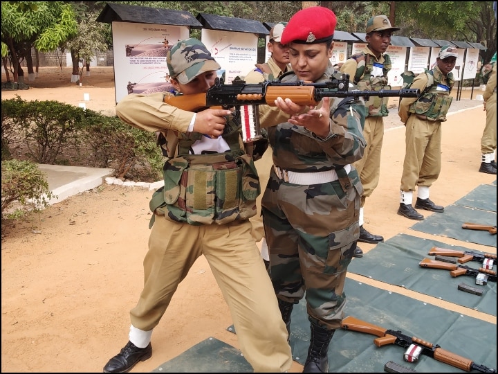 Indian Army first women soldiers squad training started in Bengaluru ANN सेना के पहले महिला सैनिकों के दस्ते की ट्रेनिंग शुरू, बेंगलुरू सीएमपी सेंटर में जमकर बहा रहीं पसीना