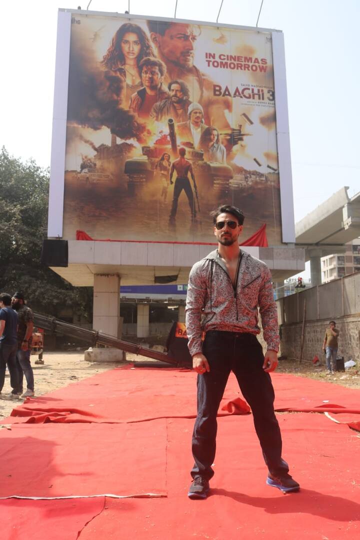 फिल्म के प्रमोशनल इवेंट के दौरान सैंकड़ों की संख्या में टाइगर के फैन्स मौजू्द रहे. (तस्वीर: मानव मंगलानी)