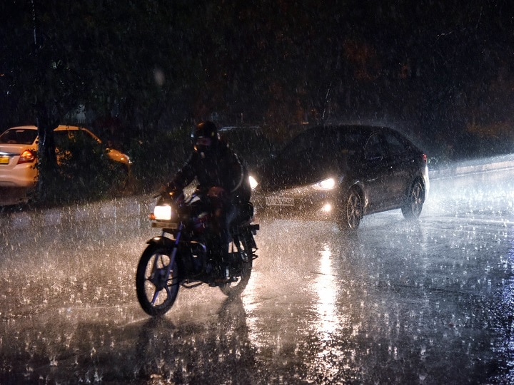 UP: 28 people killed in 24 hours due to heavy rain यूपी: भारी बारिश, ओले और आकाशीय बिजली की चपेट में आकर 24 घंटे में 28 लोगों की मौत