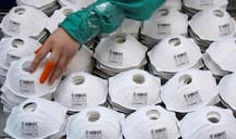 लद्दाख में कोरोना के खिलाफ लड़ रहे मेडिकल कर्मचारियों और पुलिसकर्मियों को दिए जा रहे हैं मास्क