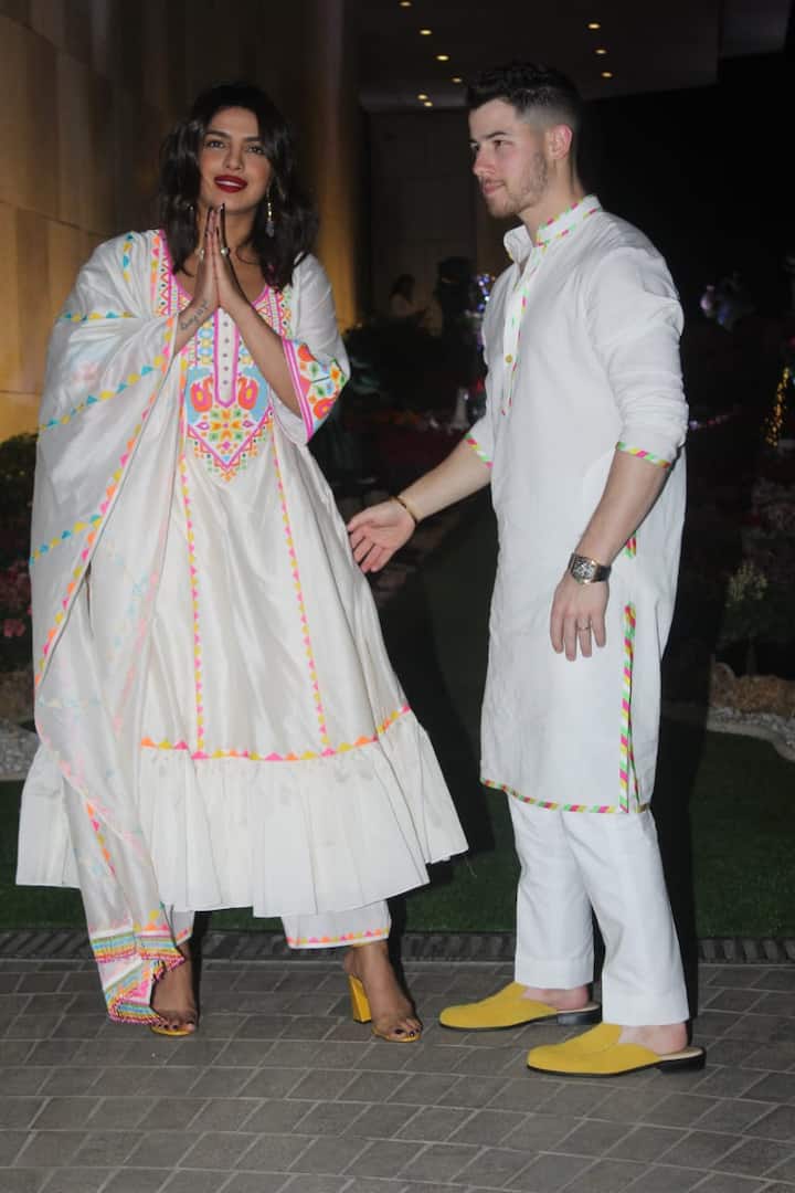 हाथ जोड़कर सभी का अभिवादन करती प्रियंका चोपड़ा. (Photo Credit: Manav Manglani)