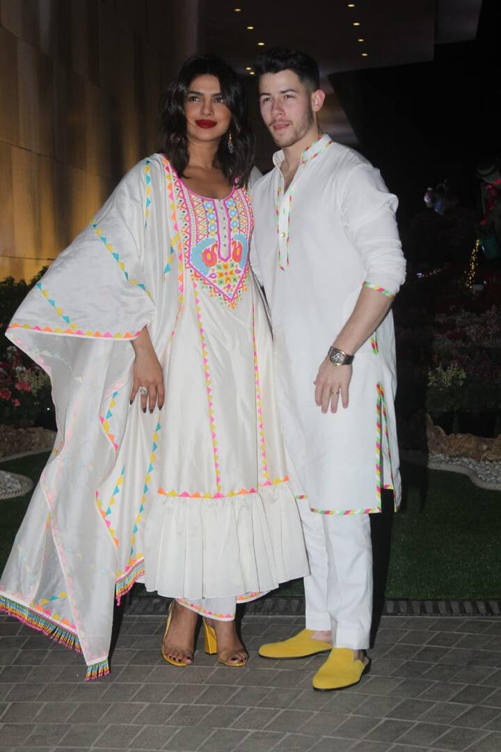 ये पहली बार है जब निक और प्रियंका यूं साथ में होली खेलने के लिए अंबानी परिवार के यहां पहुंचे हैं. (Photo Credit: Manav Manglani)