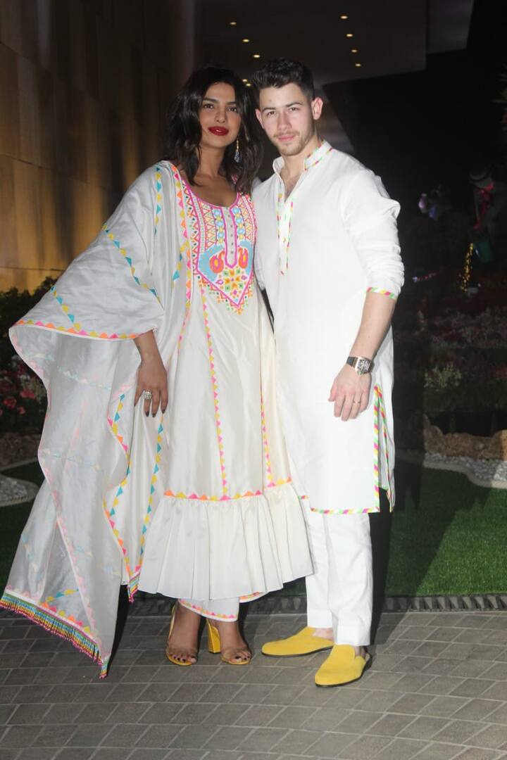 इस दौरान प्रियंका चोपड़ा व्हाइट बेस पर कलरफुल प्रिंट वाली ट्रेडिशनल लुक में बेहद खूबसूरत दिखाई दे रही हैं. (Photo Credit: Manav Manglani)