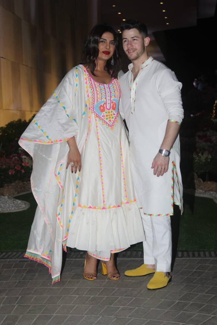 वहीं निक जोनास भी होली की थीम पर व्हाइट कुर्ता पजामा में दिखाई दिए. (Photo Credit: Manav Manglani)
