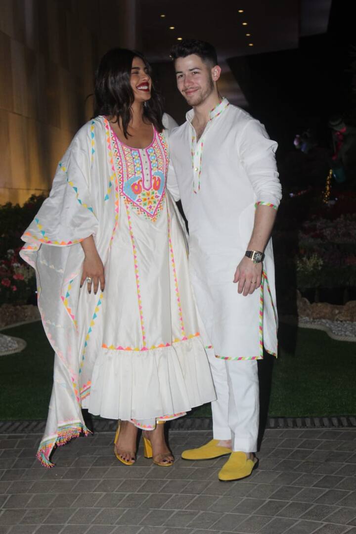 तस्वीरों में आप देख सकते हैं कि हमेशा की तरह इस दौरान भी प्रियंका के चेहरे पर बड़ी सी स्माइल दिखाई दे रही है. (Photo Credit: Manav Manglani)