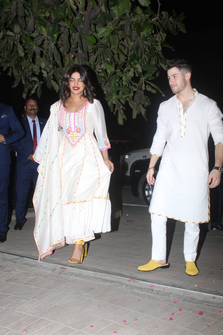 ड्रेस के कलर के साथ-साथ निक और प्रियंका इस दौरान एक ही कलर के फुटवीयर्स में ट्विनिंग करते दिखाई दिए. (Photo Credit: Manav Manglani)