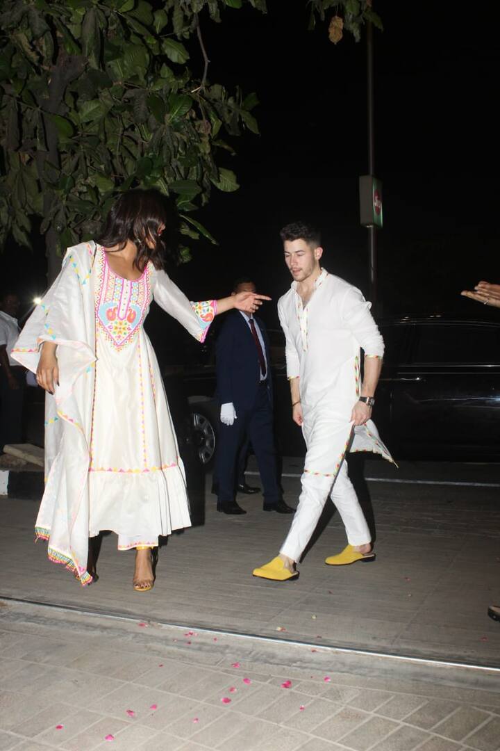इस दौरान निक और प्रियंका गाड़ी से उतरते ही काफी मस्ती भरे मूड में दिखाई दिए. (Photo Credit: Manav Manglani)