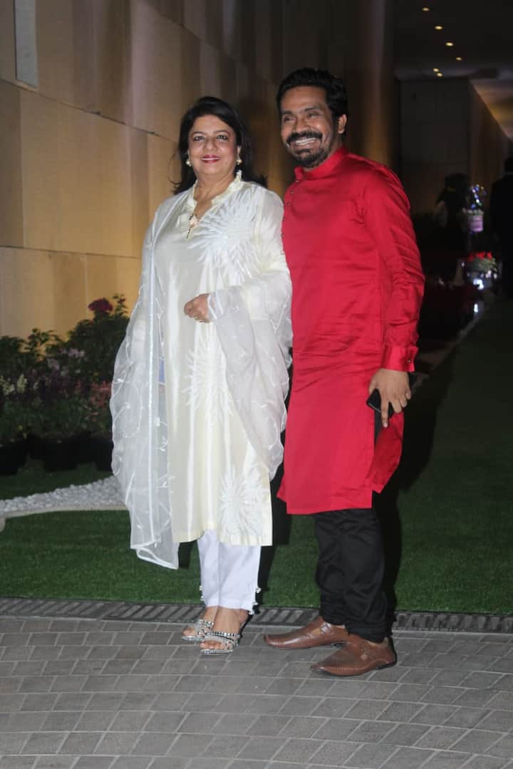 निक और प्रियंका के साथ साथ इस बैश में पीसी की मम्मी मधु चोपड़ा भी पहुंची हैं. कोरियोग्राफर रेमो डिसूजा के साथ मधु चोपड़ा. (Photo Credit: Manav Manglani)