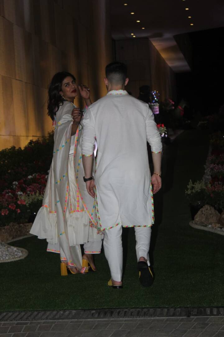 आगे की स्लाइड्स में देखिए कुछ और खूबसूरत तस्वीरें. (Photo Credit: Manav Manglani)