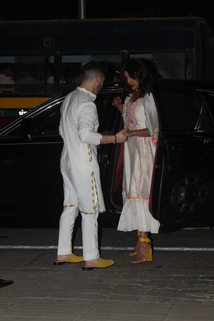 पीसी को हाथ थामकर गाड़ी से उतारते निक जोनास. (Photo Credit: Manav Manglani)