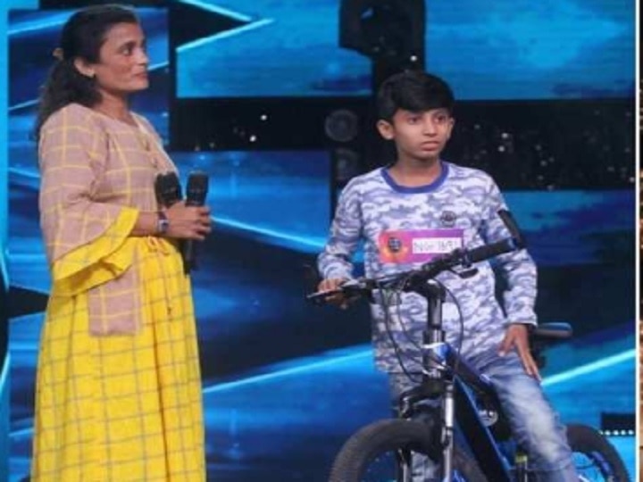 kumar sanu gift cycle and one lakh rupees to a little champ contestant ऑडिशन देने आए प्रतियोगी को कुमार सानू ने गिफ्ट किया 1 लाख रुपए