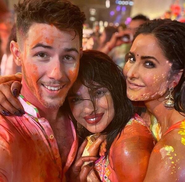 Nick Jonas playing some Holi with Bollywood stars, pictures surfaced बॉलीवुड सितारों के साथ कुछ यूं होली खेल रहे हैं निक जोनास, सामने आई तस्वीरें