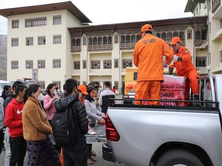 Coronavirus से बचाव में भूटान सरकार मुफ्त बांट रही हैंड सेनेटाइजर Bhutan government distributing free hand sanitizer to protect against corona virus Coronavirus से बचाव में भूटान सरकार मुफ्त बांट रही हैंड सेनेटाइजर