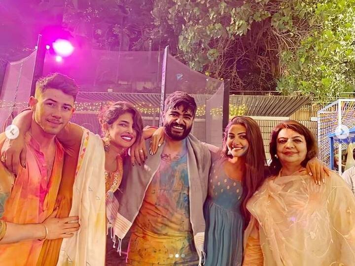  अपने पूरे परिवार के साथ प्रियंका चोपड़ा. (Photo Credit: Instagram)