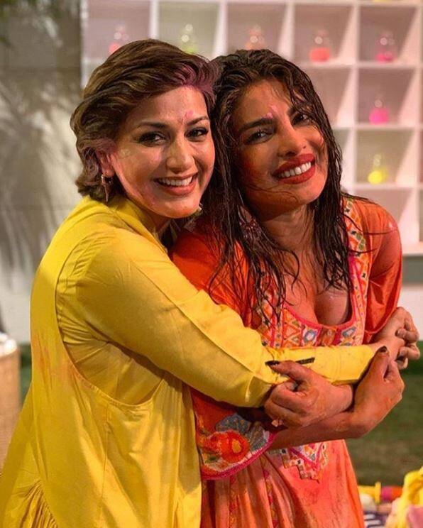 अभिनेत्री सोनाली बेंद्रे के साथ प्रियंका चोपड़ा. (Photo Credit: Instagram)