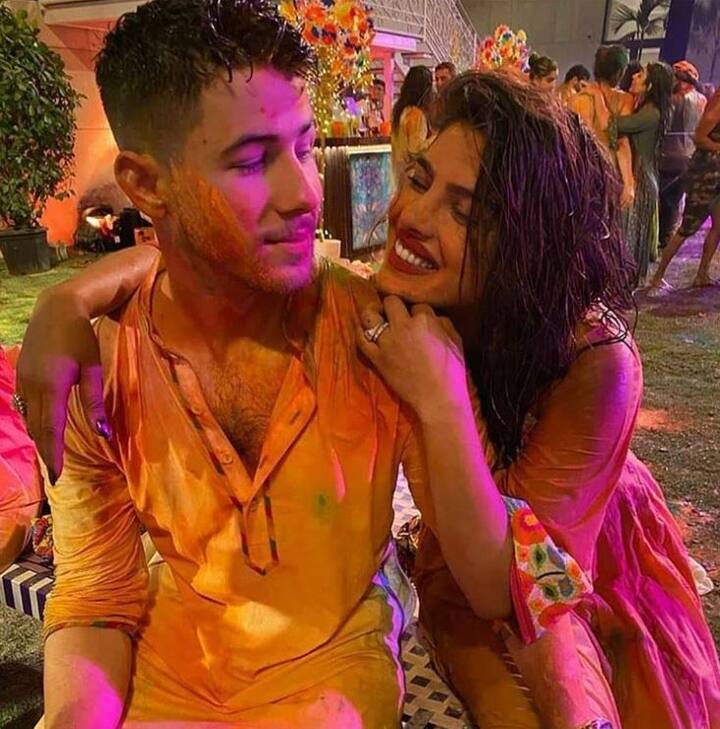 हालांकि होली सेलिब्रेशन में भी ये दोनों एक दूसरे पर प्यार लुटाना नहीं भूले. (Photo Credit: Instagram)