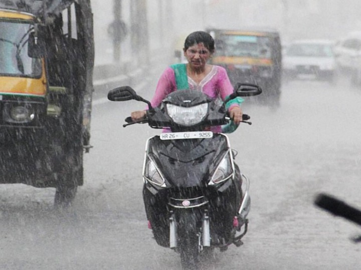 Best tips to ride bike and scooter in rain all you need to know बारिश में बाइक-स्कूटर चलाते समय ये गलतियां पड़ सकती हैं भारी