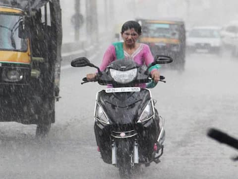 बारिश में बाइक-स्कूटर चलाते समय ये गलतियां पड़ सकती हैं भारी बारिश में बाइक-स्कूटर चलाते समय ये गलतियां पड़ सकती हैं भारी