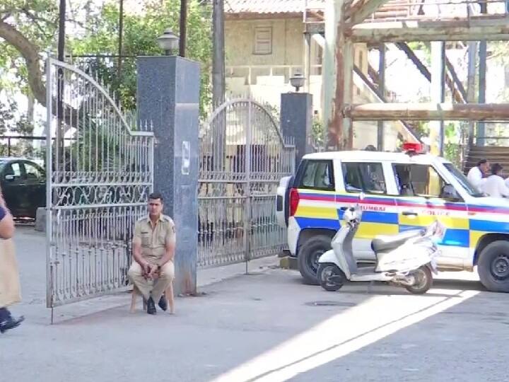 Yes Bank Crisis: संस्थापक के ठिकानों पर CBI की छापेमारी, मुंबई में राणा कपूर की बेटियों का दफ्तर सील Yes Bank Crisis: CBI carries out searches at multiple locations in Yes Bank DHFL Case Yes Bank Crisis: संस्थापक के ठिकानों पर CBI की छापेमारी, मुंबई में राणा कपूर की बेटियों का दफ्तर सील