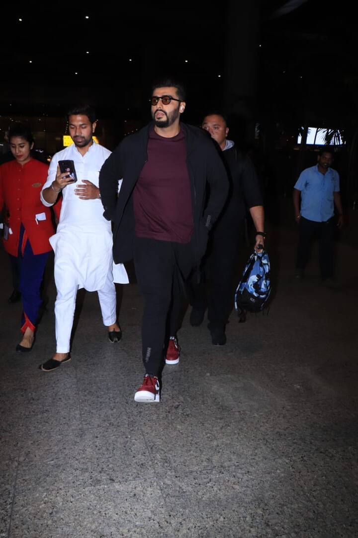 इस दौरान अर्जुन कपूर भी एयरपोर्ट पर नज़र आए. उन्होंने भी चश्मा लगाया हुआ था. (तस्वीर: मानव मंगलानी)