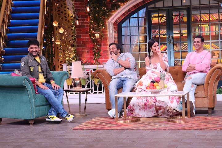 शो के दौरान की कई तस्वीरें सामने आई हैं, जिनमें फिल्म की स्टार कास्ट कपिल के साथ मस्ती करते नज़र आ रहे हैं. (तस्वीर: मानव मंगलानी)