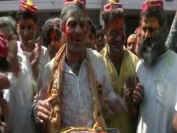 Tejpratap Yadav celebrated Holi On Lalu Style तेजप्रताप ने अपने आवास पर जमकर खेली होली, कहा- लालू की कमी हम पूरी करेंगे
