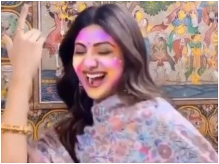Shilpa Shetty Dance Video on Amitabh Bacchan Song Holi 2020: अमिताभ बच्चन के गाने पर डांस करती दिखीं शिल्पा शेट्टी, वीडियो वायरल