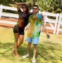 Holi 2020: बच्चों संग करीना-करिश्मा और ऐश्वर्या राय से लेकर इन सितारों ने खेली होली, प्यार के रंग में डूबे ये सेलेब्स