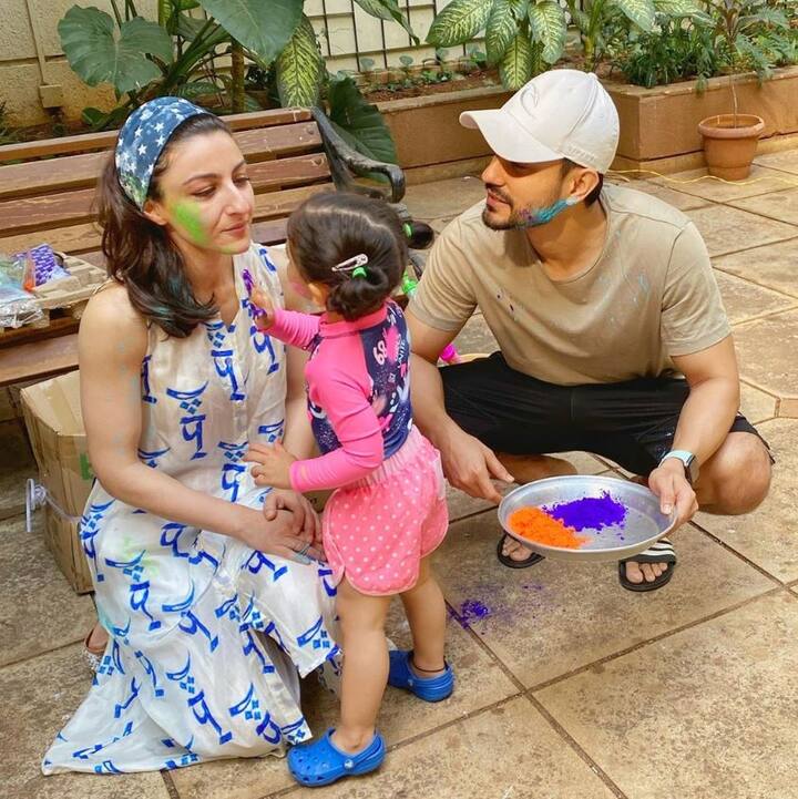 अभिनेत्री सोहा अली खान ने भी पति कुणाल खेमू और बेटी इनाया के साथ होली सेलिब्रेट की. (Photo Credit: Instagram)