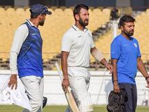 रणजी फाइनल: बुखार के बाद अब चेतेश्वर पुजारा को पीठ में हुई दिक्कत