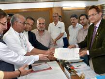 मध्य प्रदेश: कांग्रेस नेता दिग्विजय सिंह ने आज राज्यसभा के लिए भरा नामांकन, कल बीजेपी से सिंधिया भरेंगे पर्चा