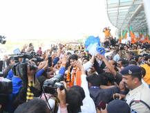 बीजेपी में शामिल होने के बाद भोपाल पहुंचे सिंधिया का हुआ भव्य स्वागत, कांग्रेस कार्यकर्ताओं ने दिखाए काले झंडे