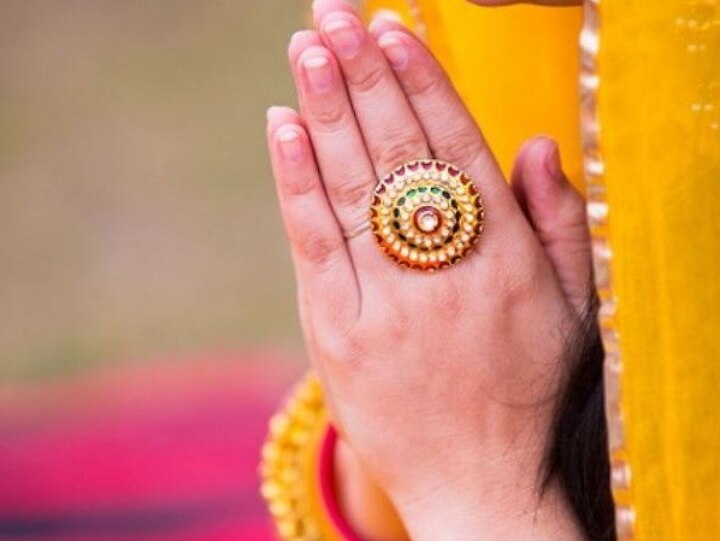 Indian Style of greeting namaste is going viral after Coronavirus कोरोना की दहशत के बीच स्वागत के लिए बढ़ा नमस्ते का चलन, हैंडशेक से परहेज