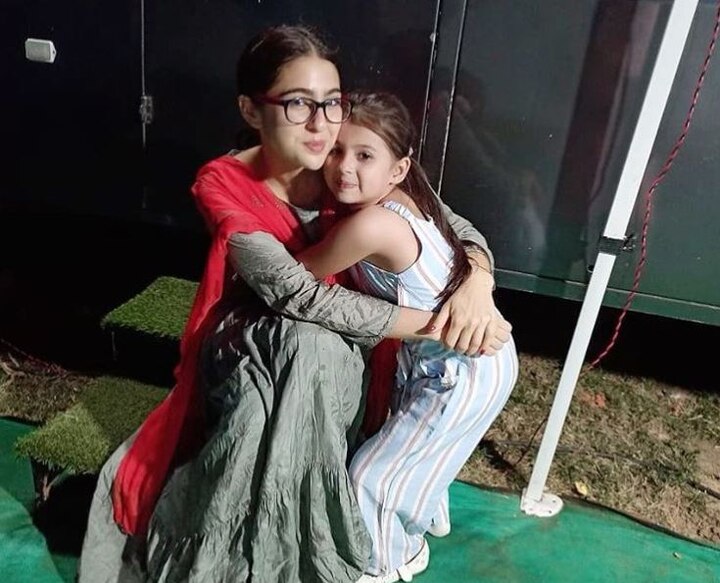  Sara Ali Khan's picture is going viral with child artist Mannat Mishra from the set of film Atrangi Ray फिल्म 'अतरंगी रे' के सेट से चाइल्ड आर्टिस्ट मन्नत मिश्रा के साथ वायरल हो रही है सारा अली खान की तस्वीर